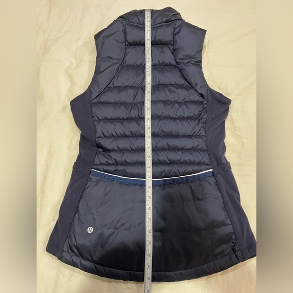 Lululemon Down for a Run Inkwell Navy vest. 800 filled power goose down. Size 8 - Picture 3 of 5